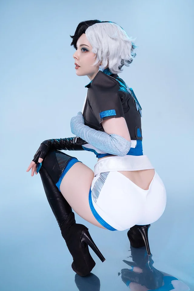 HellyValentine Luna cosplay turns cute nerd sex into glasses blowjob heaven