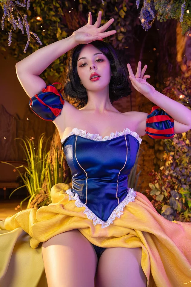 HellyValentine’s Snow White cosplay turns geeky fantasy filthy