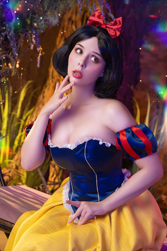 HellyValentine Snow White cosplay turns into filthy nerdy roleplay