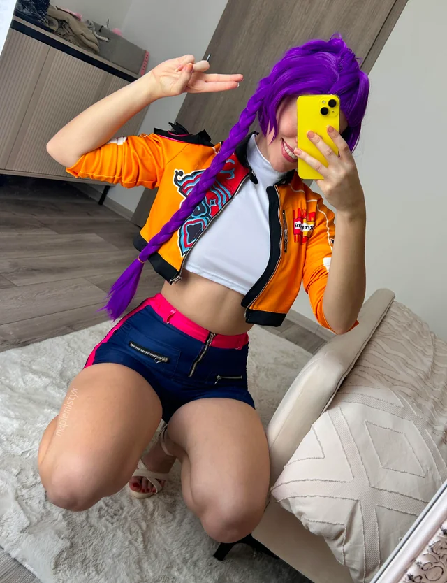 Maplemistyx strips in Rumi cosplay from K-pop Demon Hunters