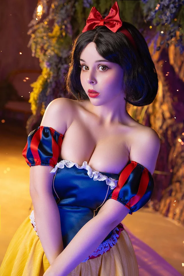 HellyValentine’s Snow White cosplay turns fairy tale into filthy nerd fantasy