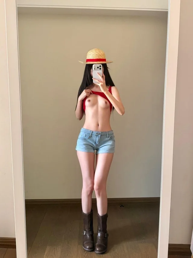 Luffy One Piece cosplay amateur strips down for retro gamer porn fans