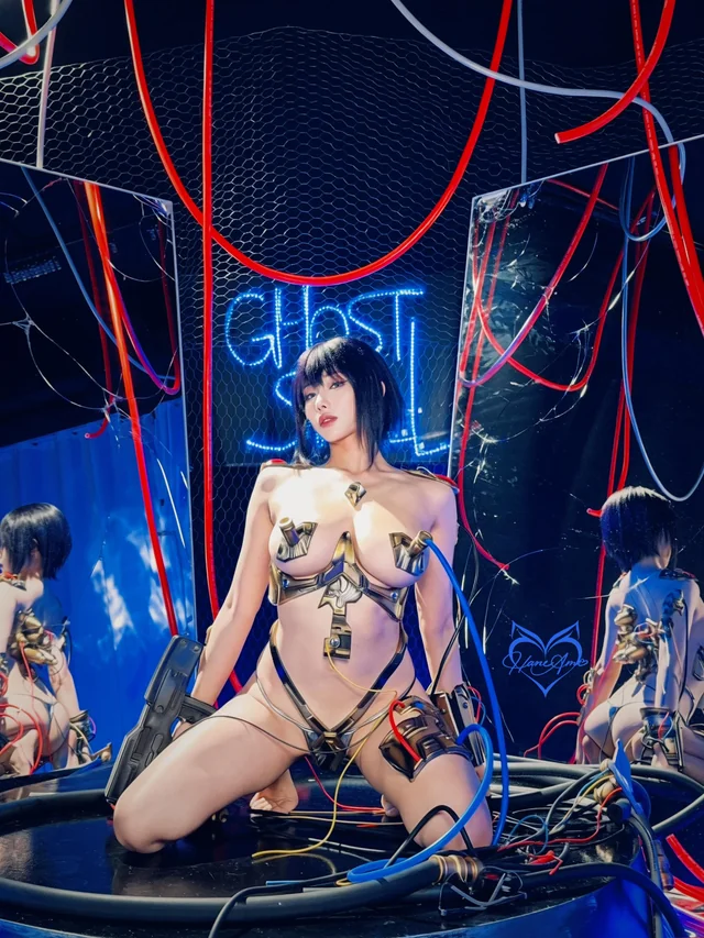 HaneAme’s Motoko Kusanagi cyberpunk cosplay gets filthy in Ghost in the Shell