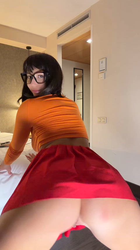 CherrRyMoon__ strips Velma’s sweater for a D&D parody nude cosplay