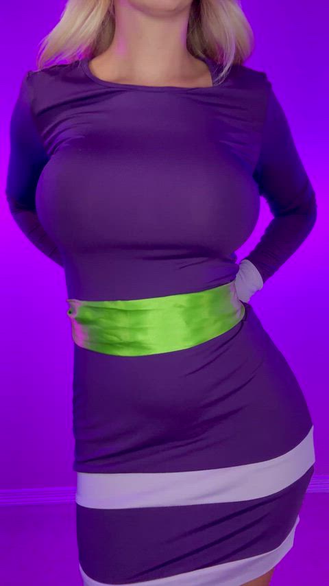 Daphne cosplay gamer girl strips and rides for retro nerd porn fans