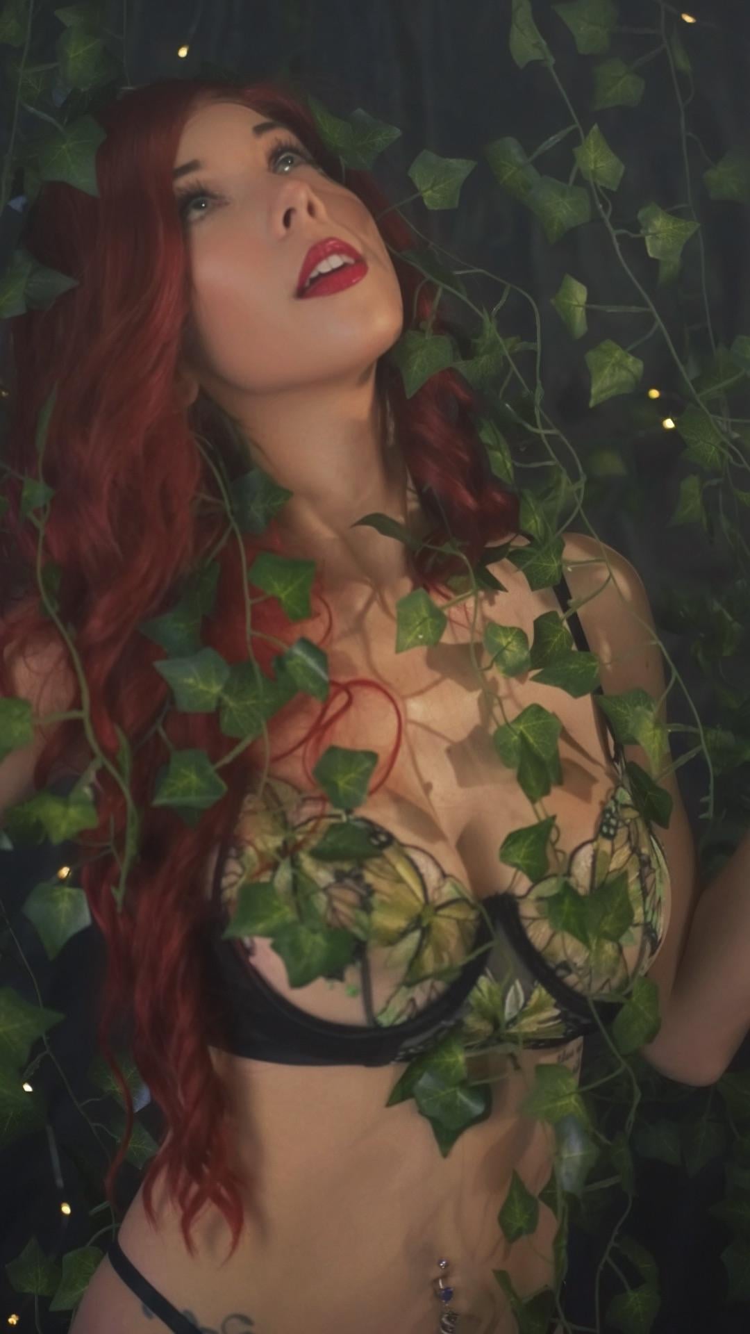 Poison Ivy’s Seductive Getup