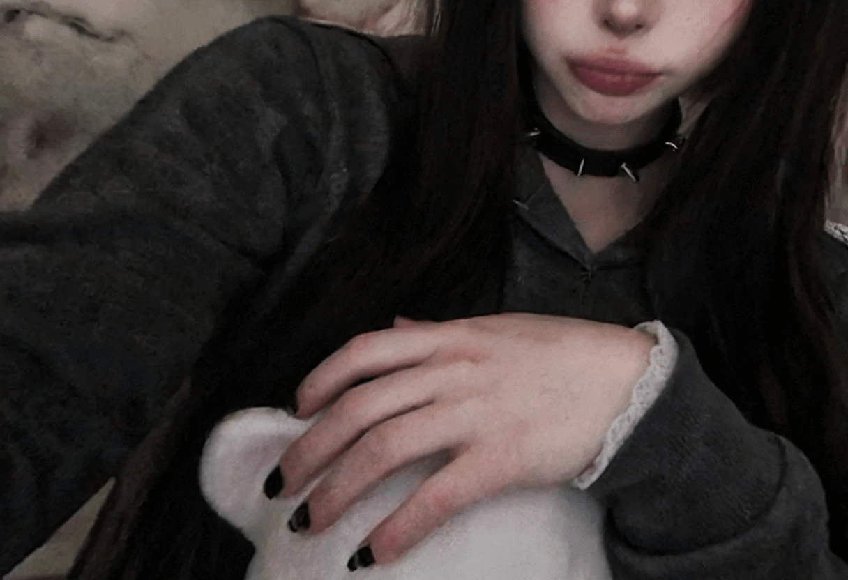 Cute Gamer Girl Felt So Adorable Today with Bright Nail Polish