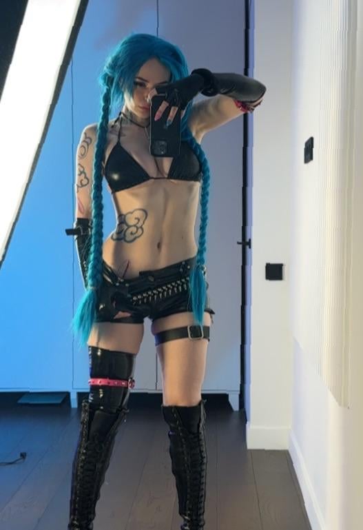 League of Legends Cosplay: Sassy Jinx by Miss Lily