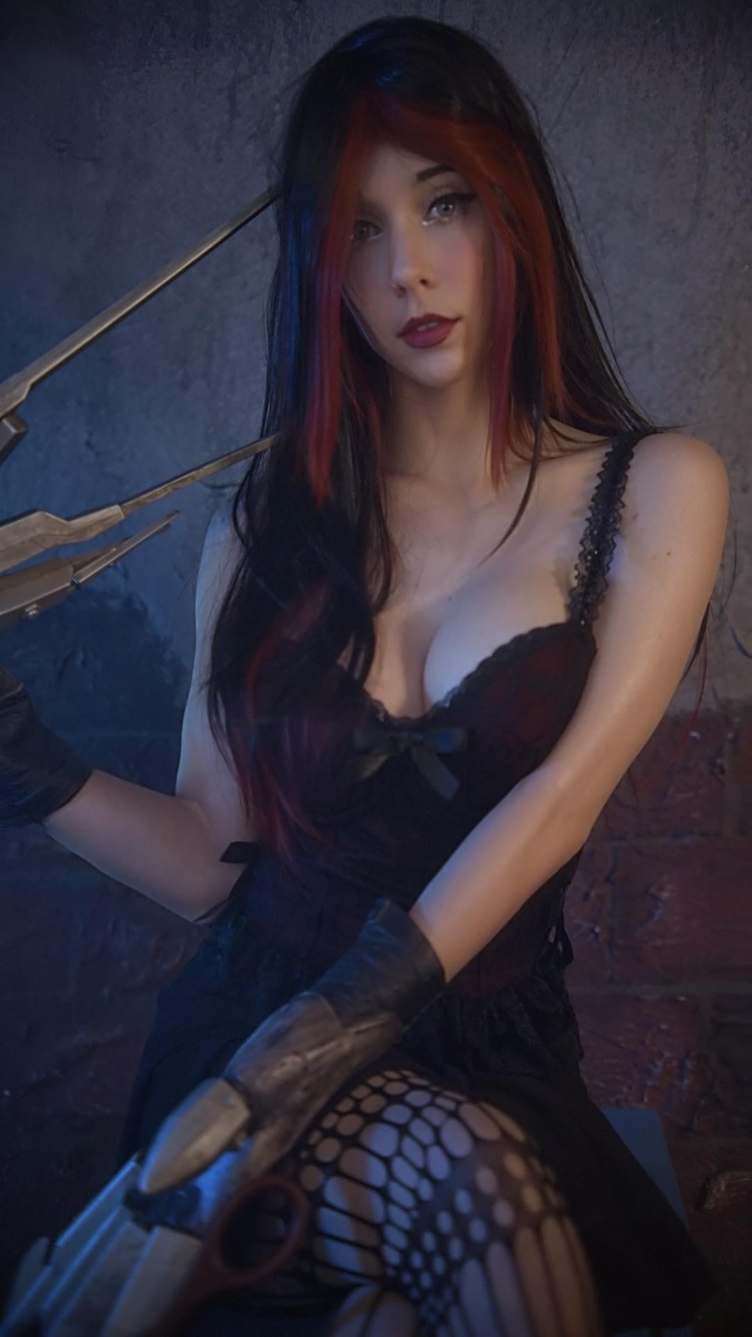 Edwina’s Scissorhands Seduction: A Cosplay Dream