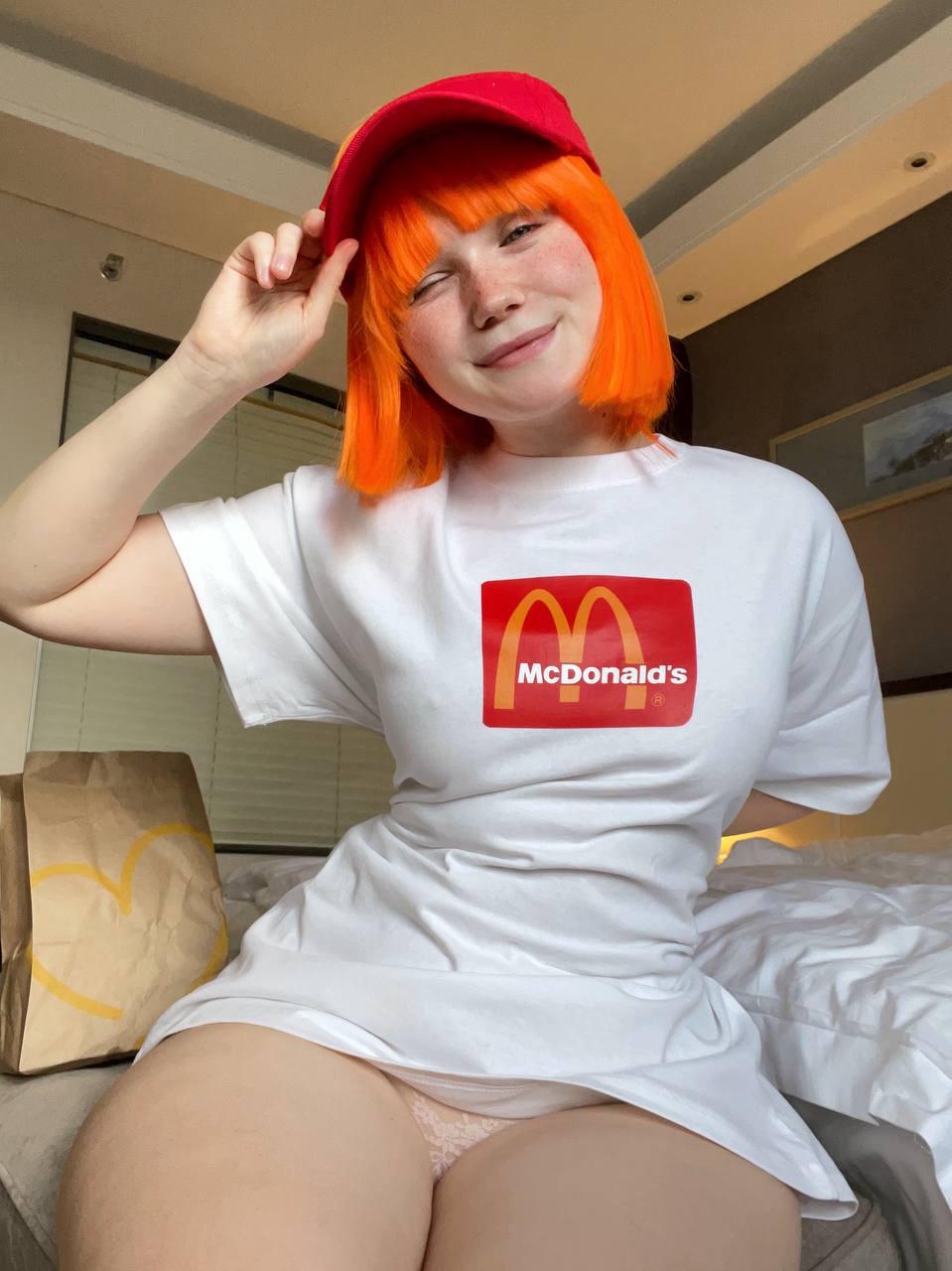 Neyrodesu Steals the Show as McMommy in Epic Cosplay