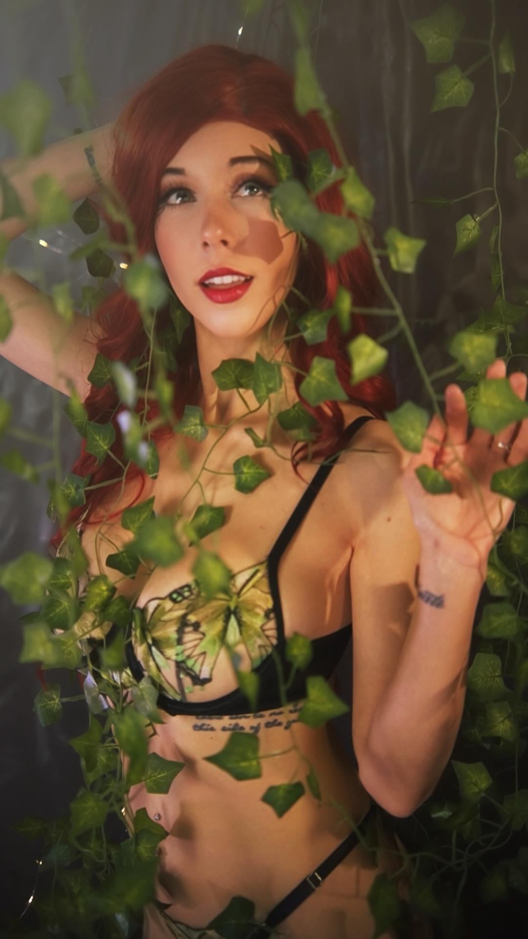 Poison Ivy’s Dark Allure Takes Center Stage in Sensual Cosplay