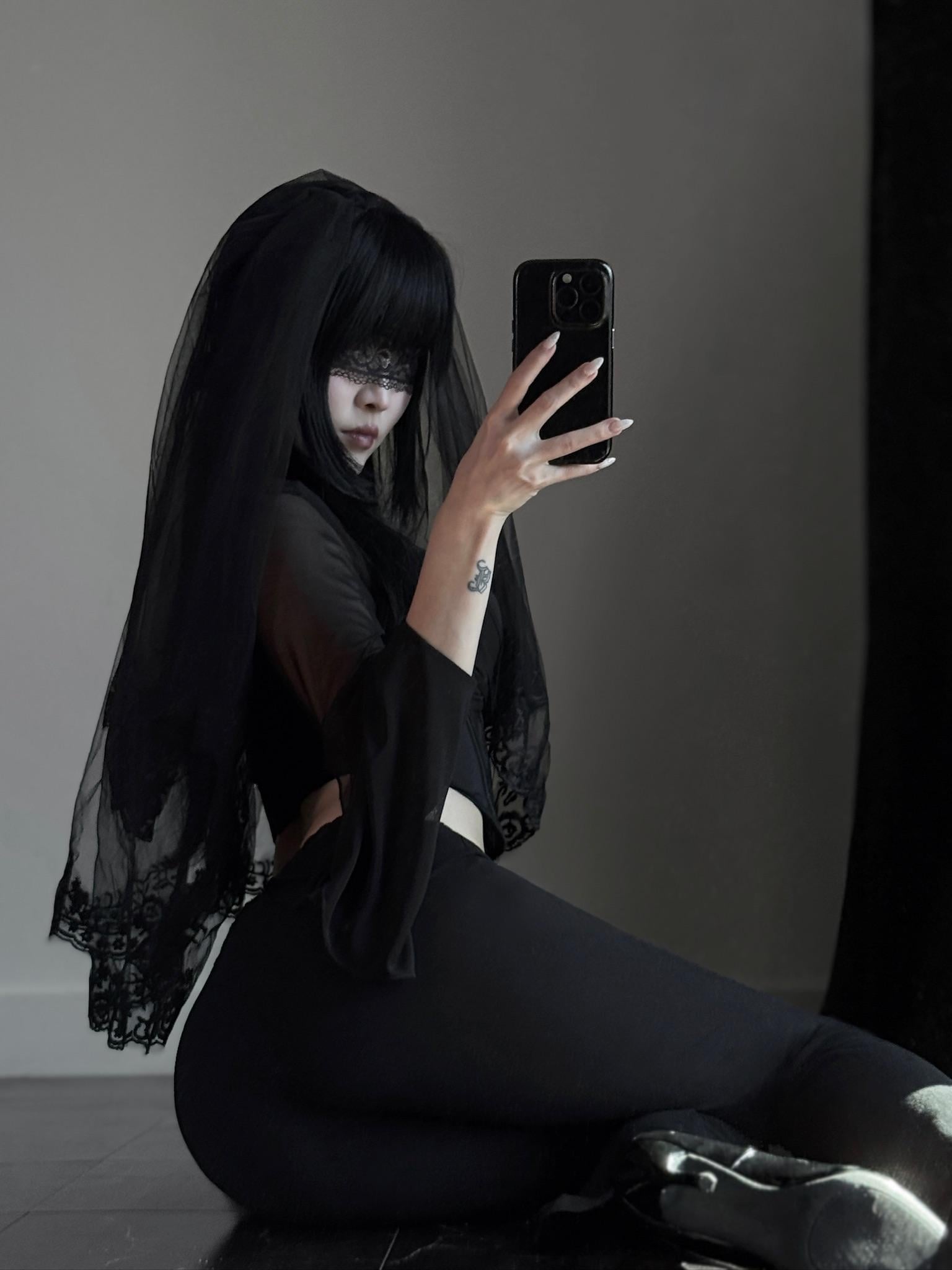 hide eyes maiden