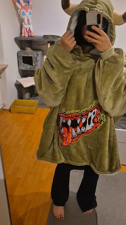 I should paint Shalaxi Helbane but I rather record spicy vids in my Nurgle Hoodie [F]