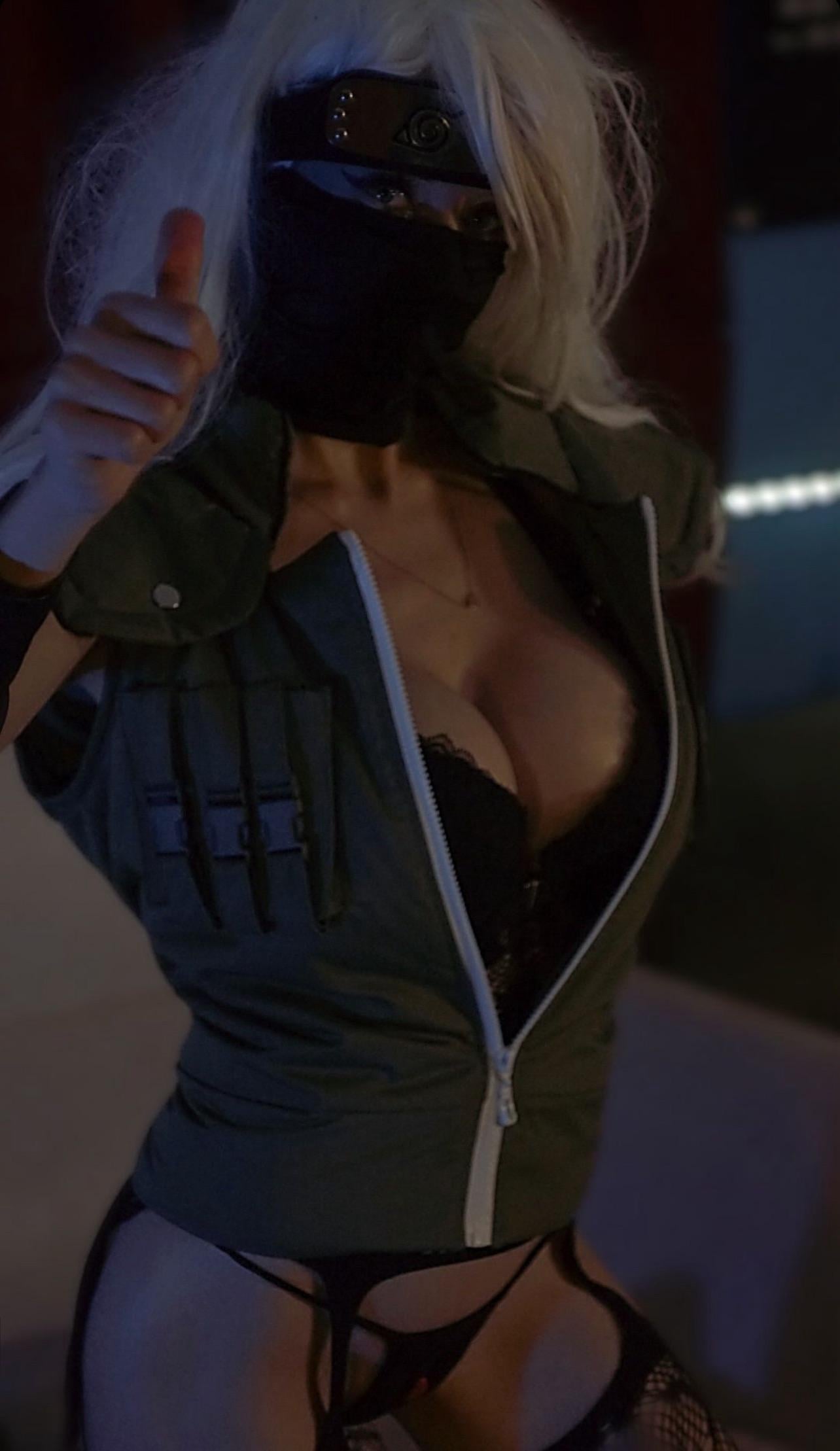 Kakashi but as a woman cosplay