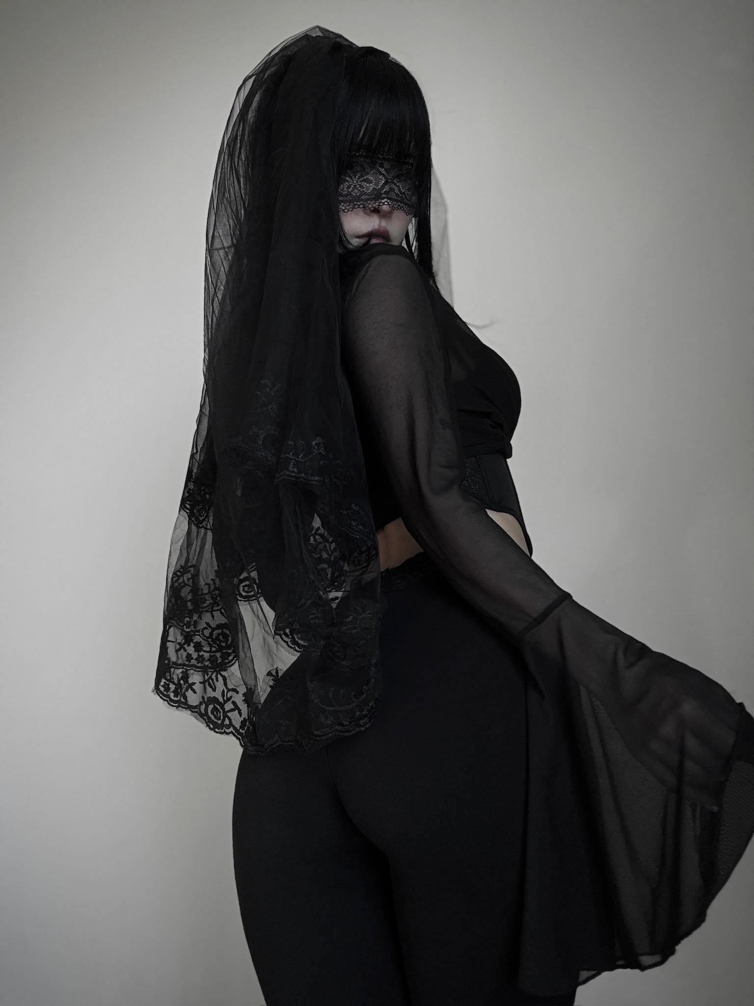 hide eyes maiden
