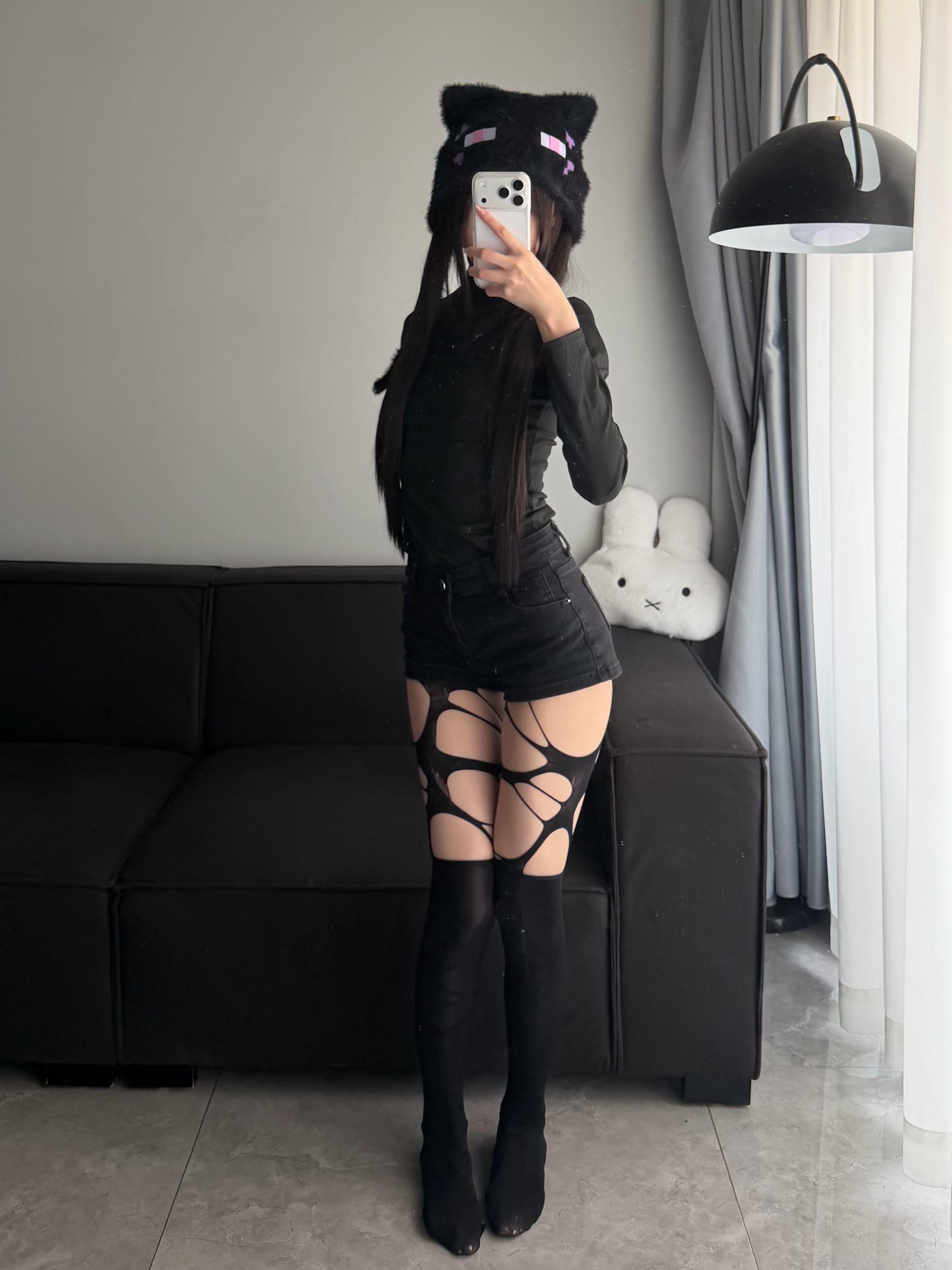 Minecraft Cosplay Seduction: Claire as Enderman